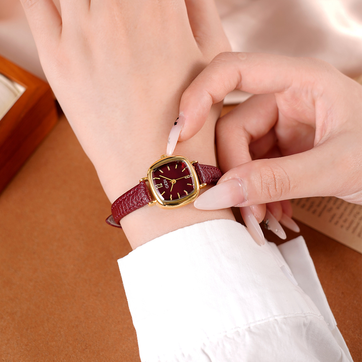 UTHAI 61018 CQ490 Simplicity,  - Luxury Watch Values ulasan dan harga